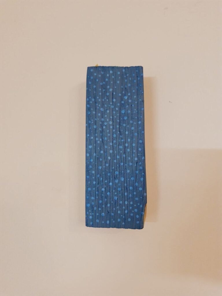 o.T. Malerei | Acryl/Lack auf Holzscheit | 22 X 8 X 4,5 cm³